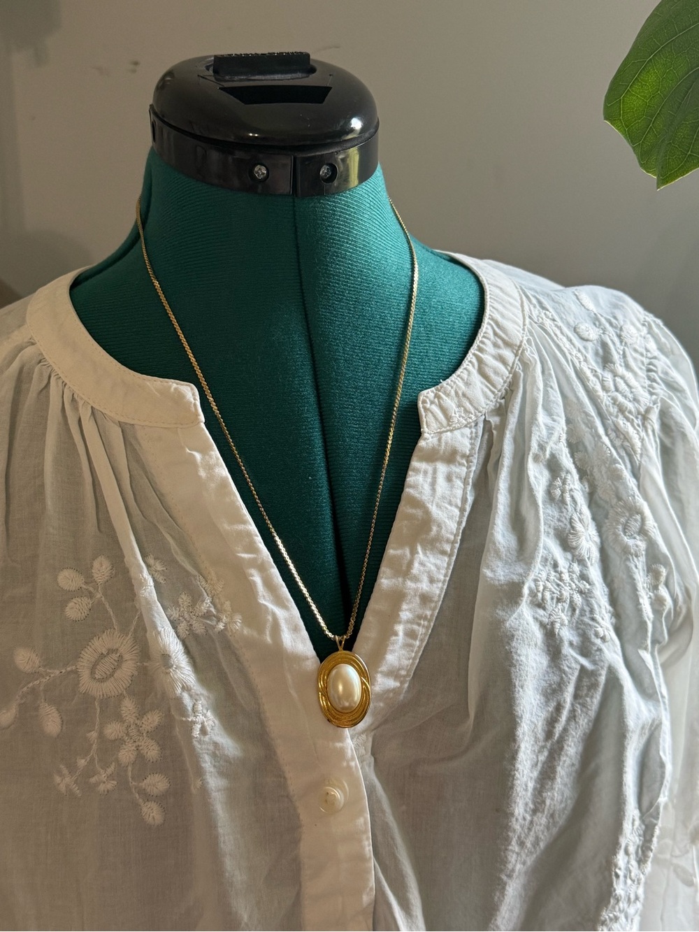 VTG Goldtone necklace with Faux Pearl